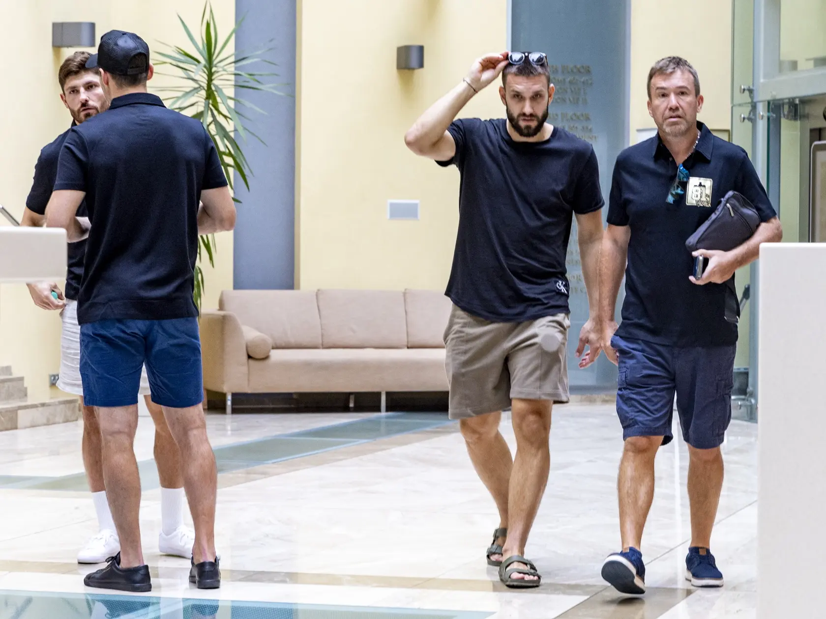 Marián Hossa sa rozlúčil s úspešnou kariérou na podujatí “Good bye Game 81”, na ktorom sa predstavilo množstvo veľkým mien svetového aj slovenského hokeja. Na snímke je Denis Hudec a Žigmund Pálffy. 