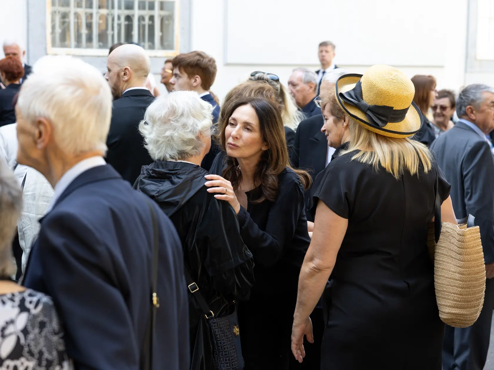 Rozlúčka s Danielou Kovárovou, manželkou herca Františka Kovára. Na snímke spredu Henrieta Mičkovicová objíma Božidaru Turzonovová a v klobúku Anna Šišková.