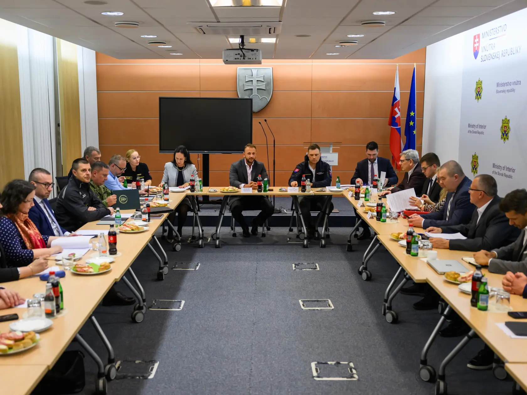 Na snímke v pozadí uprostred druhá zľava štátna tajomníčka ministerstva vnútra SR Lucia Kurilovská, predseda Ústredného krízového štábu (ÚKŠ) a minister vnútra SR Matúš Šutaj Eštok (Hlas-SD), podpredseda vlády a minister životného prostredia SR Tomáš Taraba (nominant SNS), minister pôdohospodárstva a rozvoja vidieka SR Richard Takáč (Smer-SD) a minister spravodlivosti SR Boris Susko (Smer-SD) počas zasadania Ústredného krízového štábu z dôvodu vyhlásenia mimoriadnej situácie v súvislosti s nákazou slintačky a krívačky na celom území SR v Bratislave 25. marca 2025. FOTO TASR - Jaroslav Novák
