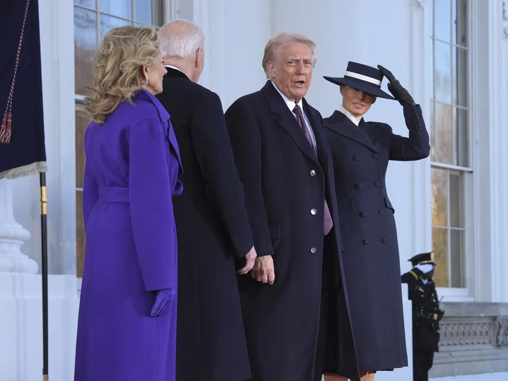 JB 18 Washington - Americký prezident Joe Biden (druhý zľava) a prvá dáma USA Jill Bidenová (vľavo) vítajú zvoleného amerického prezidenta Donalda Trumpa (druhý sprava) a jeho manželku Melania Trumpovú (vpravo) počas ich príchodu do Bieleho domu vo Washingtone 20. januára 2025 pred dnešnou inauguráciou 47. prezidenta USA Donalda Trumpa Bidena a 50. viceprezidenta JD Vancea. FOTO TASR/AP

President Joe Biden, center left, and first lady Jill Biden, left, speak with President-elect Donald Trump, center right, and Melania Trump, right, upon arriving at the White House, Monday, Jan. 20, 2025, in Washington. (AP Photo/Evan Vucci)