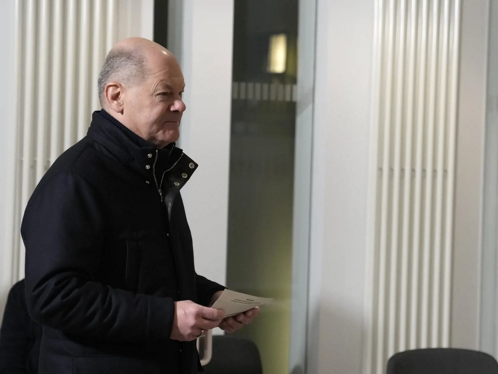 Nemecký kalcelár Olaf Scholz prichádza hlasovať vo volebnej miestnosti počas predčasných parlamentných volieb v Nemecku v nedeľu 23. februára 2025 v Berlíne.