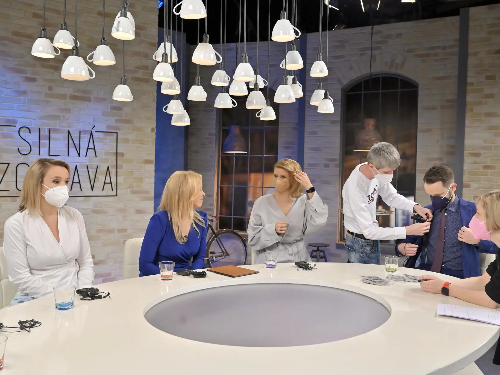 Zuzana Kovačič Hanzelová (vpravo) sa po štyroch rokoch ocitla v priestoroch RTVS, kde dala v roku 2018 výpoveď. Prijala totiž pozvanie do relácie Silná zostava.