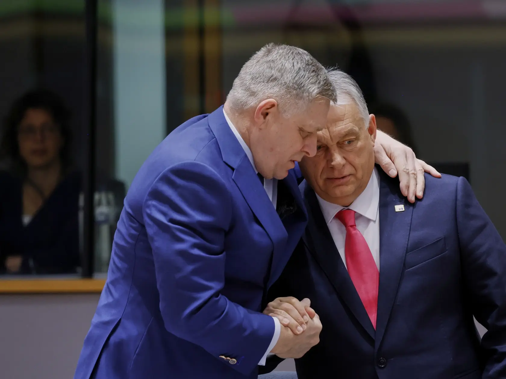 Slovenský premiér Robert Fico (vľavo) a maďarský premiér Viktor Orbán sa objímajú na summite EÚ v Bruseli vo štvrtok 20. marca 2025. 