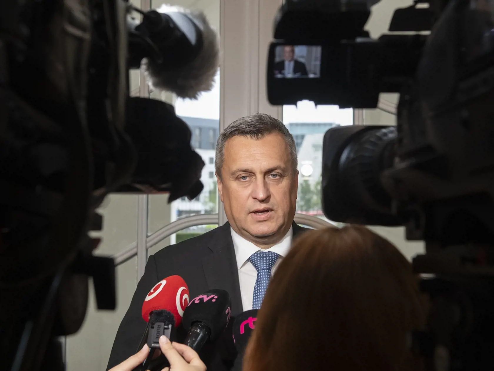 Na snímke predseda SNS Andrej Danko počas brífingu po prijatí u prezidentky Zuzany Čaputovej v rámci povolebného rokovania s lídrami politických strán v Prezidentskom paláci v Bratislave v pondelok 9. októbra 2023. Do parlamentu po predčasných parlamentných voľbách, ktoré sa konali 30. septembra, sa celkovo dostalo šesť strán a hnutí a jedna koalícia. S podporou 22,94 percenta hlasov zvíťazil Smer-SD. Druhé skončilo Progresívne Slovensko (17,96%), tretí bol Hlas-SD (14,7%). SNS získala 5, 62 per
