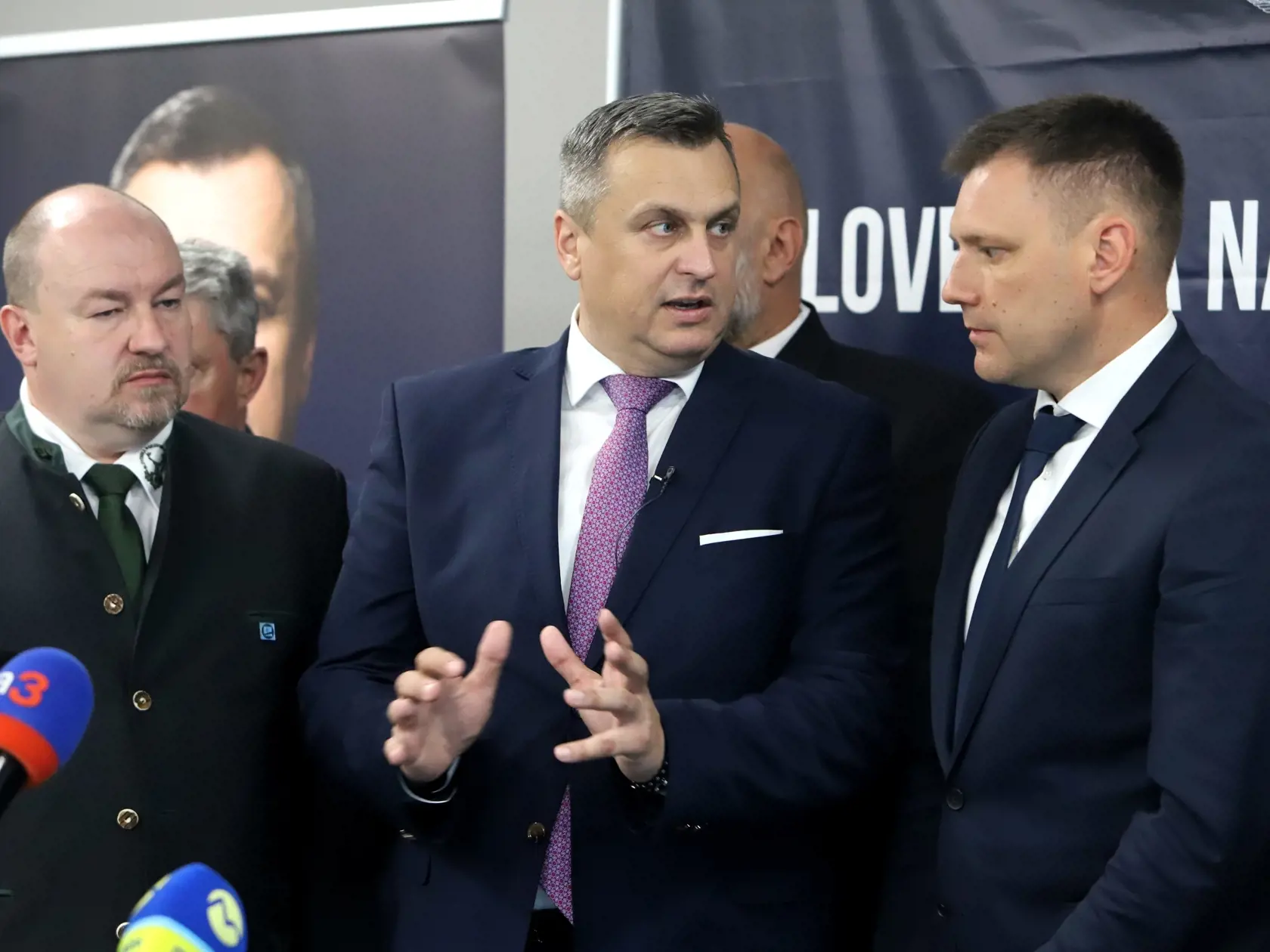Na snímke zľava Rudolf Huliak, predseda mimoparlamentnej Slovenskej národnej strany (SNS) Andrej Danko a Tomáš Taraba počas tlačovej konferencie, na ktorej Andrej Danko predstavil kandidátnu listinu strany pred septembrovými predčasnými parlamentnými voľbami vo Zvolene v sobotu 10. júna 2023. FOTO TASR - Ján Krošlák