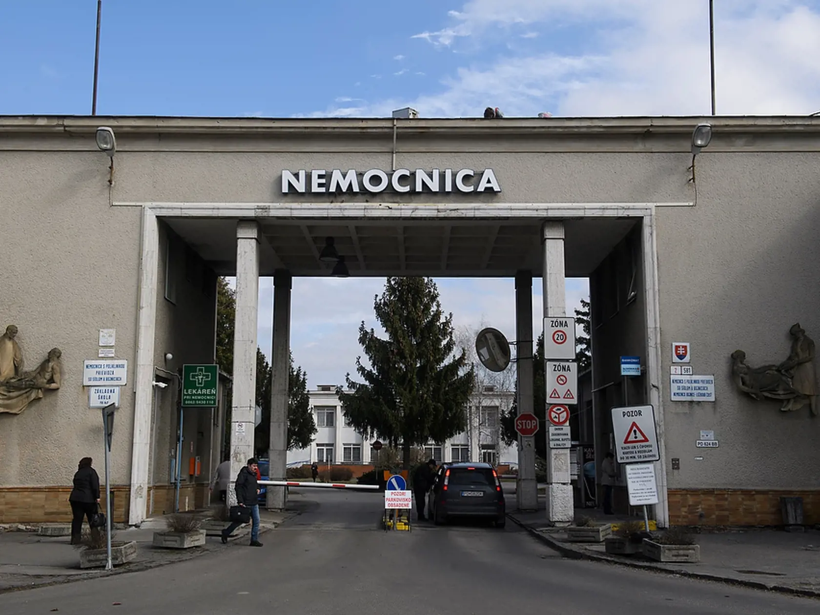Vstup do bojnickej nemocnice.