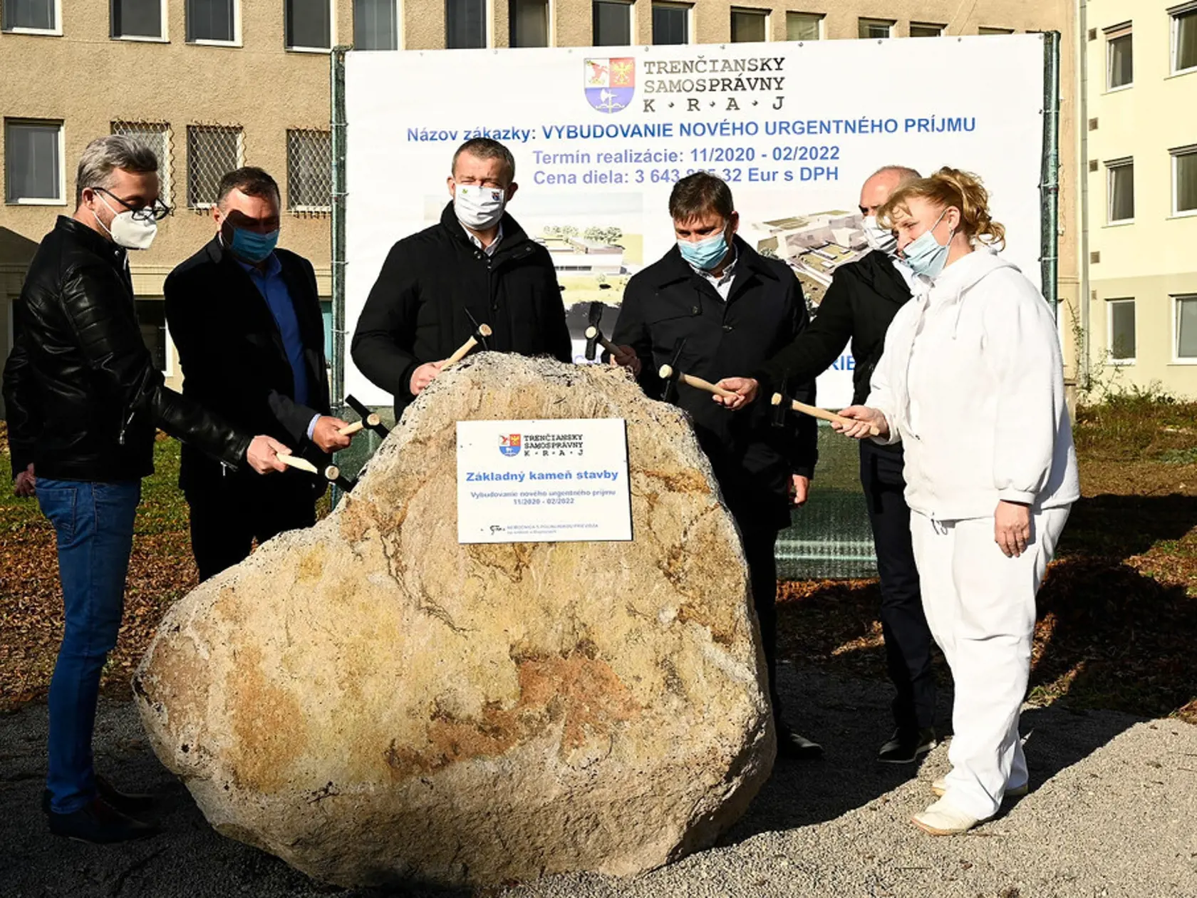 Poklepanie základného kameňa nového urgentného príjmu.