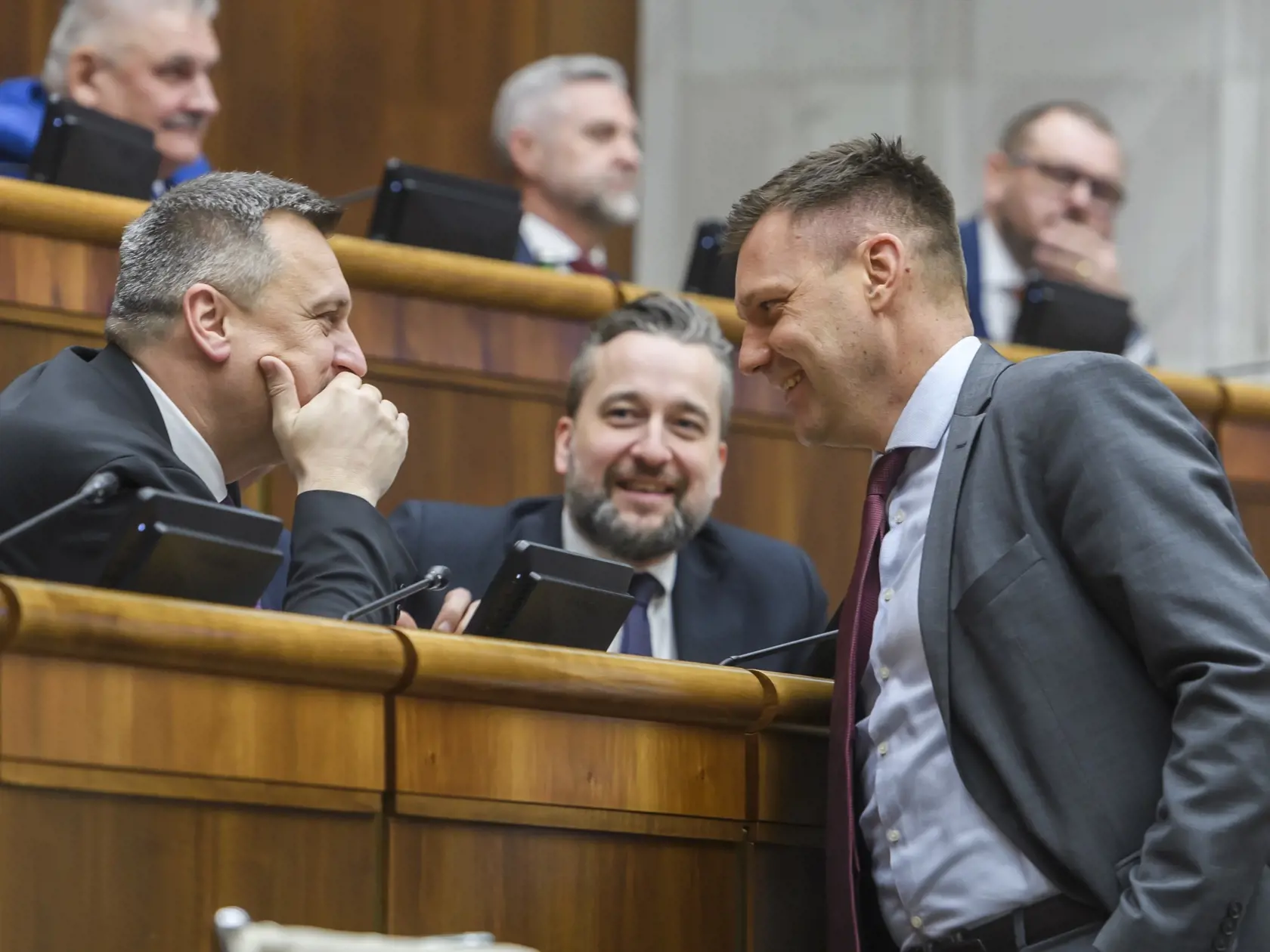 Na snímke zľava podpredseda NR SR Andrej Danko (SNS), podpredseda NR SR Ľuboš Blaha (Smer-SD) a podpredseda vlády a minister životného prostredia SR Tomáš Taraba (nominant SNS) sa usmievajú počas 6. schôdze parlamentu v Bratislave 19. decembra 2023. FOTO TASR - Jaroslav Novák