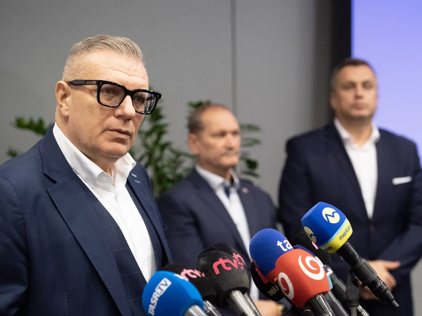 Na snímke zľava prezident Slovenského futbalového zväzu Ján Kováčik, štátny tajomník MŠVVŠ SR pre šport Ján Krišanda a podpredseda NR SR a predseda SNS Andrej Danko počas brífingu po konferencii slovenského športového hnutia 16. novembra 2023 v Bratislave. FOTO TASR - Pavel Neubauer
