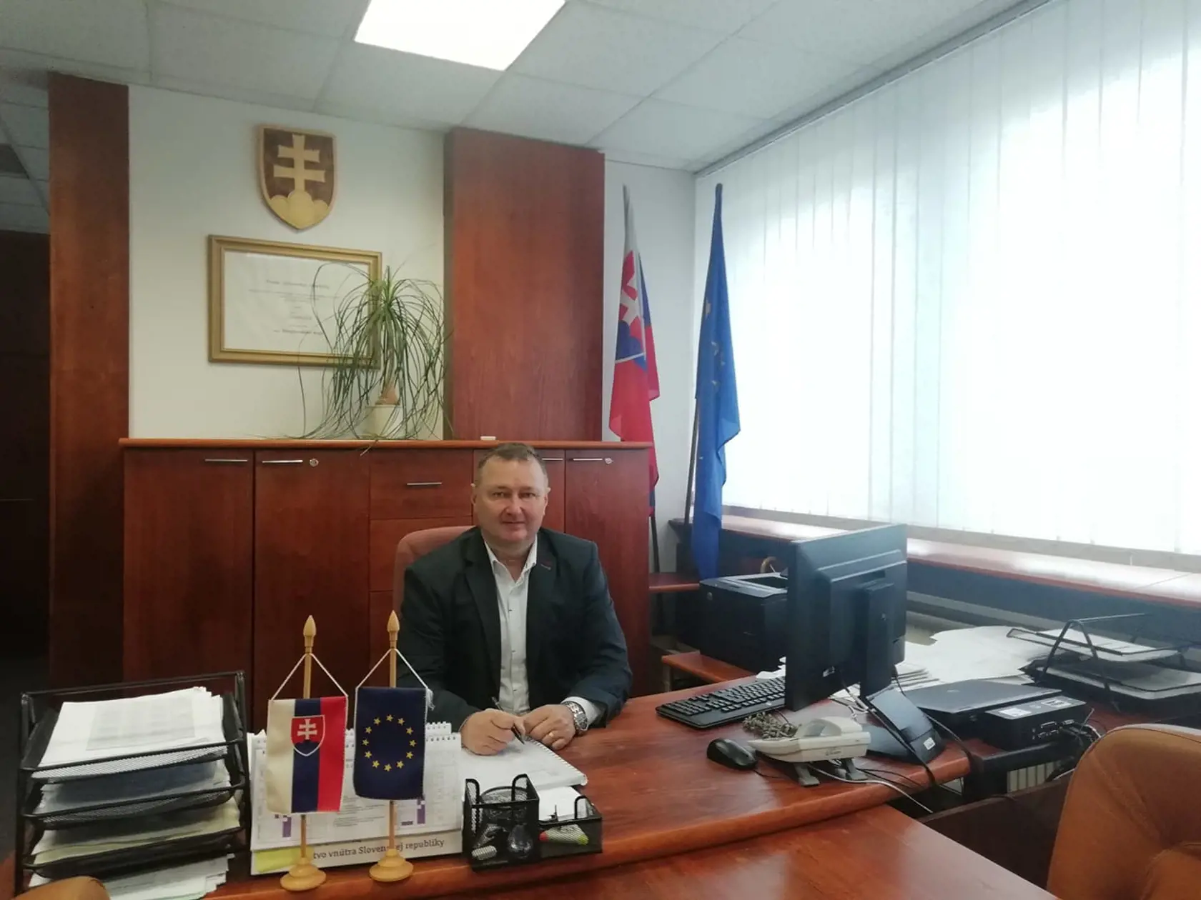 Odvolaný námestník spomenie, že v apríli spolu so šéfkou odboru zdravotníctva VÚC- ky Elenou Štefíkovou úspešne uviedli do praxe krajské veľkokapacitné očkovacie centrum na Zimnom štadióne v Prievidzi, ktoré personálne zastrešovala práve ich nemocnica.