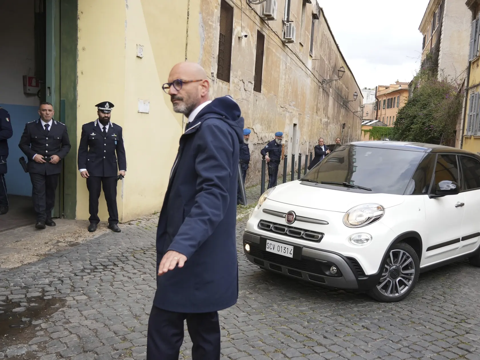JB 34 Rím - Auto s pápežom Františkom prichádza do dentenčného centra v Ríme 17. apríla 2025. Pápež František vo štvrtok navštívil väznicu Regina Coeli v rímskej štvrti Trastevere južne od Vatikánu. Na Zelený štvrtok sa tak stretol s približne 70 väzňami a po modlitbe každého z nich osobne pozdravil. Väzňom povedal, že im nemôže umyť nohy tak, ako zvykne počas tohto sviatku, uviedol však, že sa za týchto väzňov a ich rodiny modlí. TASR o tom informuje podľa správ agentúr ANSA a AP. FOTO TASR/AP
A car with Pope Francis enters the Regina Coeli penitentiary in Rome on Holy Thursday, Thursday, April 17, 2025. (AP Photo/Andrew Medichini)