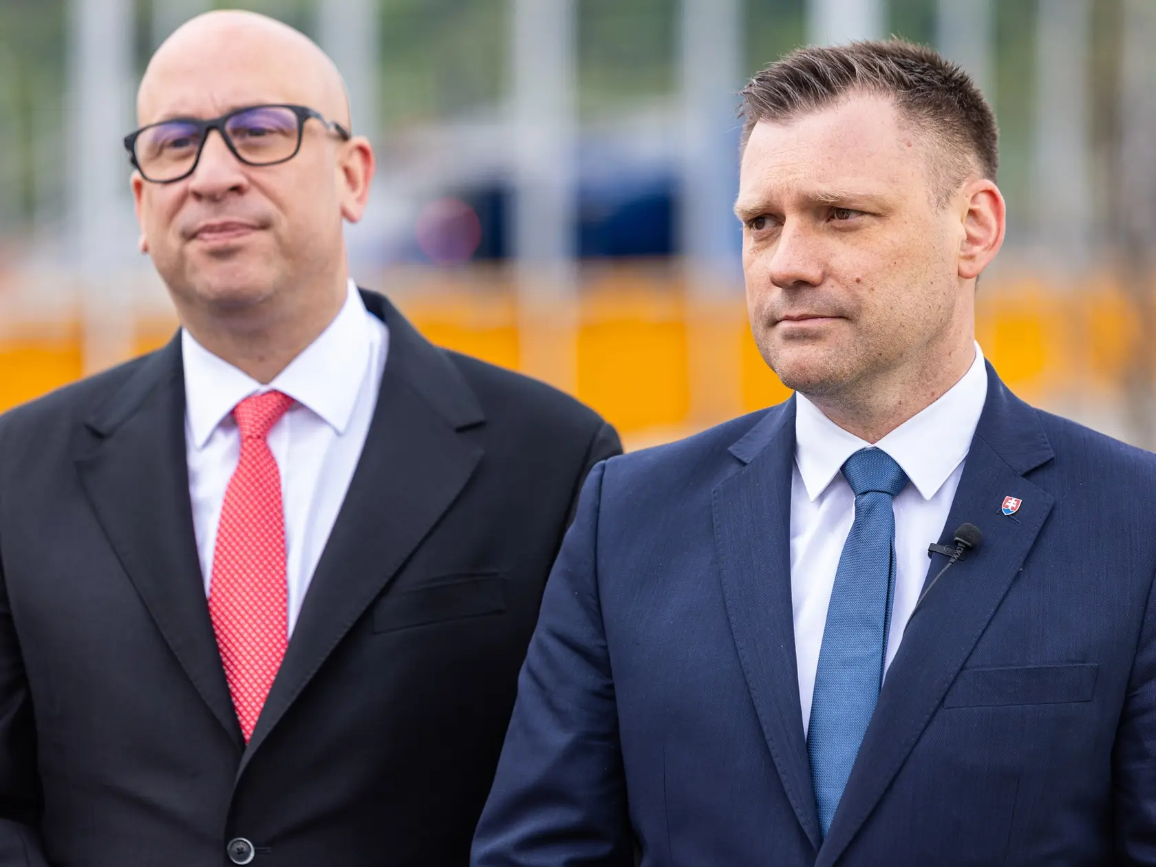 Na snímke zľava minister dopravy a výstavby SR Jozef Ráž (nominant Smer-SD) a podpredseda vlády a minister životného prostredia SR Tomáš Taraba (nominant SNS) počas tlačovej konferencie na tému Významný míľnik vo výstavbe diaľnic D3 a D1 v piatok 16. mája 2025 v Považskom Chlmci pri Žiline.