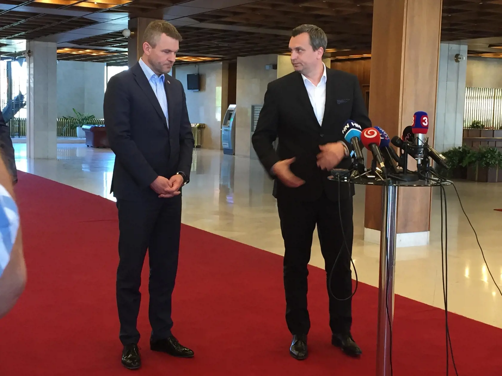 Predseda Hlasu Peter Pellegrini povedal, že ak niekto rozbije koalíciu, tak to bude SNS.
- To si od Pellegriniho vyprosím. Ak niekto rozbije koalíciu, tak to bude liberálne krídlo Hlasu. Keby sa SNS nedostala do parlamentu aj s Tomášom Tarabom, Rudolfom Huliakom a ďalšími, tak Pellegrini nie je ani šéf parlamentu.