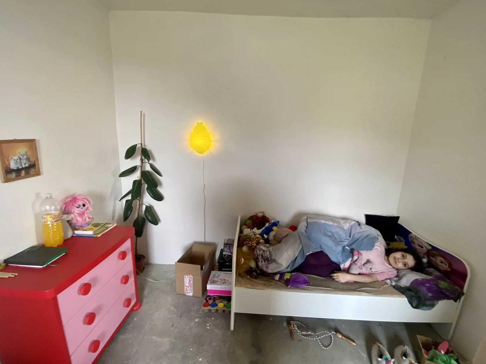 Alexandra (11) sa teší, že odstala novú posteľ.