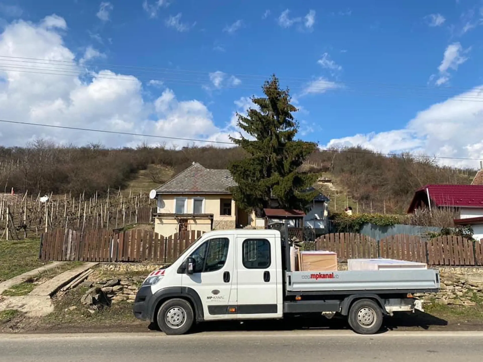 Dom Šoltésovcov stojí vo Viničkách (okres Trebišov), v tokajskej oblasti, obklopenej vinicami.