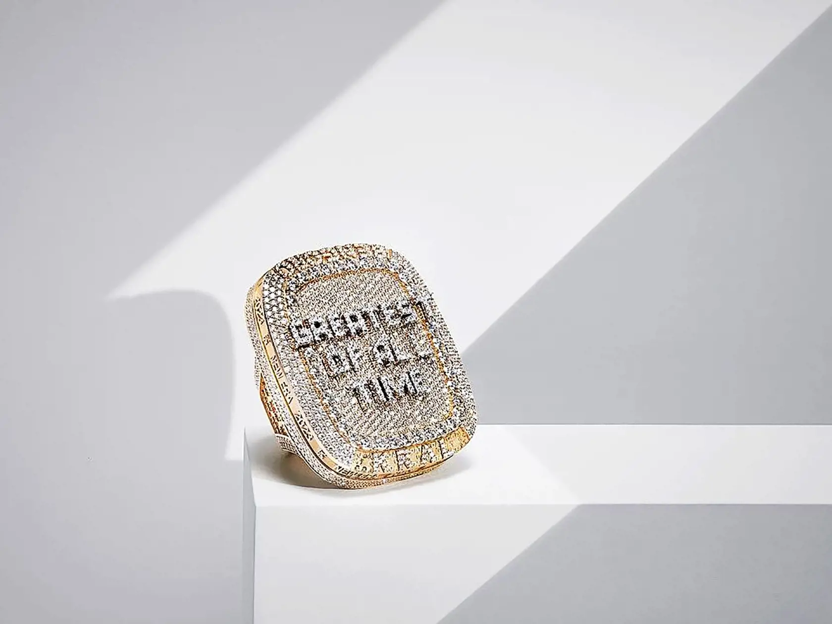 Drahý. Týmto zlatým prsteňom s 1 700 diamantmi sa Rytmus nedávno pochválil na Instagrame.