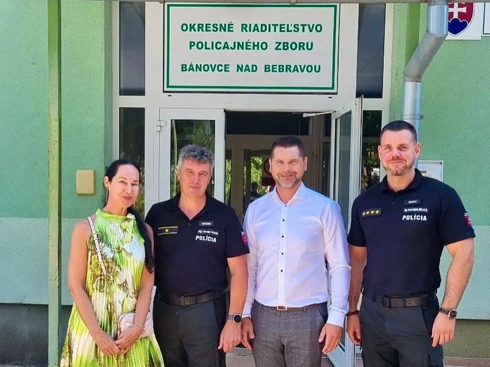 Luzia Kurilovská medzi príslušníkmi polície  Bánovciach.
