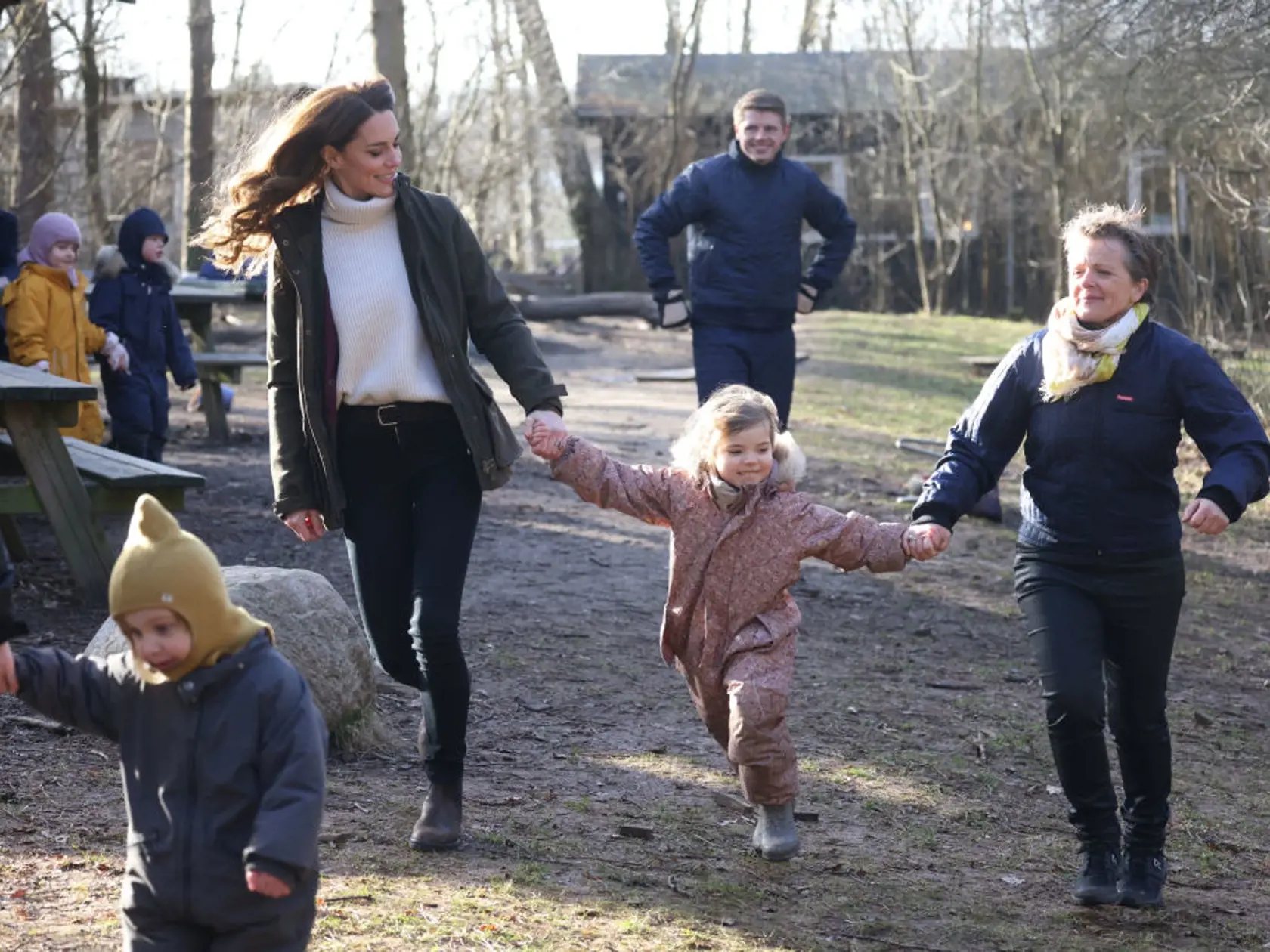 Vojvodkyňa Kate (40) navštívila v rámci Kráľovskej nadácie pre rané detstvo, ktorej je patrónkou, na dva dni Dánsko, kde sa venovala tejto problematike. Navštívila tzv. „hravé laboratórium“ výrobcu stavebníc Lego, stretla sa s rodičmi malých detí (pričom uviedla, že vždy v takýchto chvíľach sama túži po štvrtom potomkovi) a nakoniec absolvovala aj návštevu u dánskej korunnej princeznej Mary.