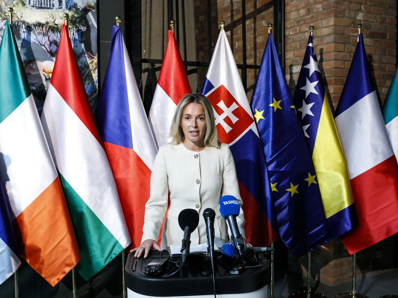 Na snímke splnomocnenkyňa vlády SR pre rozvoj občianskej spoločnosti Simona Zacharová počas tlačovej konferencie pri príležitosti medzinárodnej konferencie Building Bridges – Enhancing Public Engagement, Budovanie mostov – Posilňovanie zapájania verejnosti. V Bratislave 28. októbra 2024. FOTO TASR - Dano Veselský