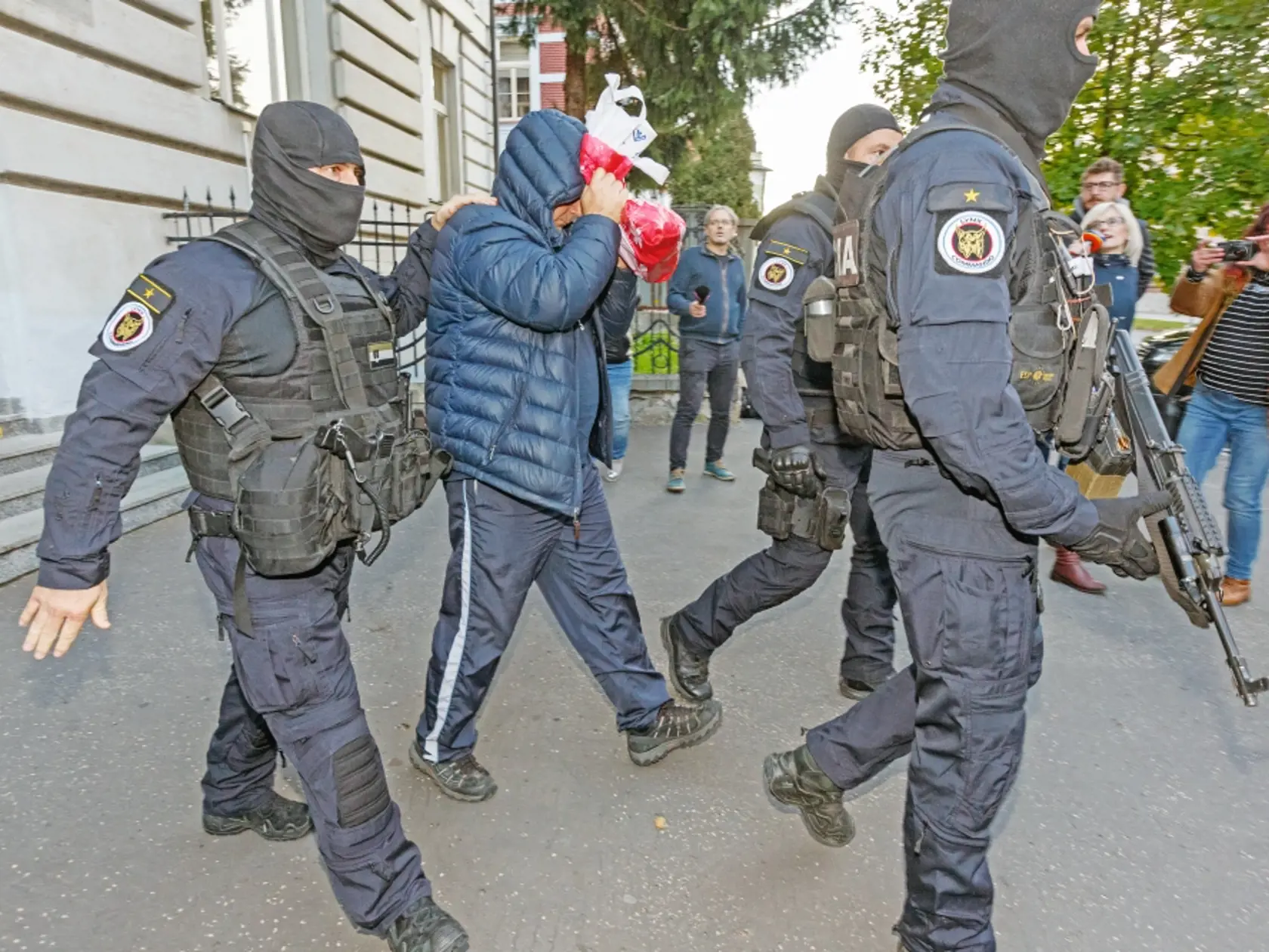 Kukláci predviedli obvinených z vraždy Jána Kuciaka na špeciálny trestný súd v Banskej Bystrici. Na snímke Zoltán Andruskó.