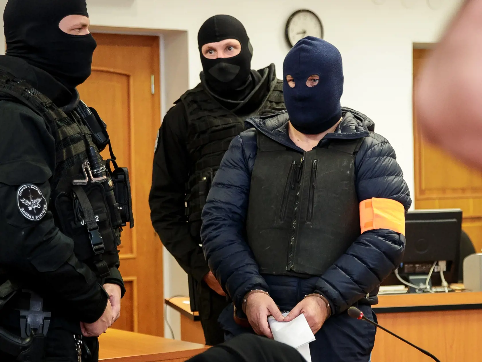 Zoltán Andruskó, obvinený z vraždy Jána Kuciaka a Martiny Kušnírovej sa postavil pred súd vo veci krátenia daní. Na súdne pojednávanie ho priviezli v modrej kukle.