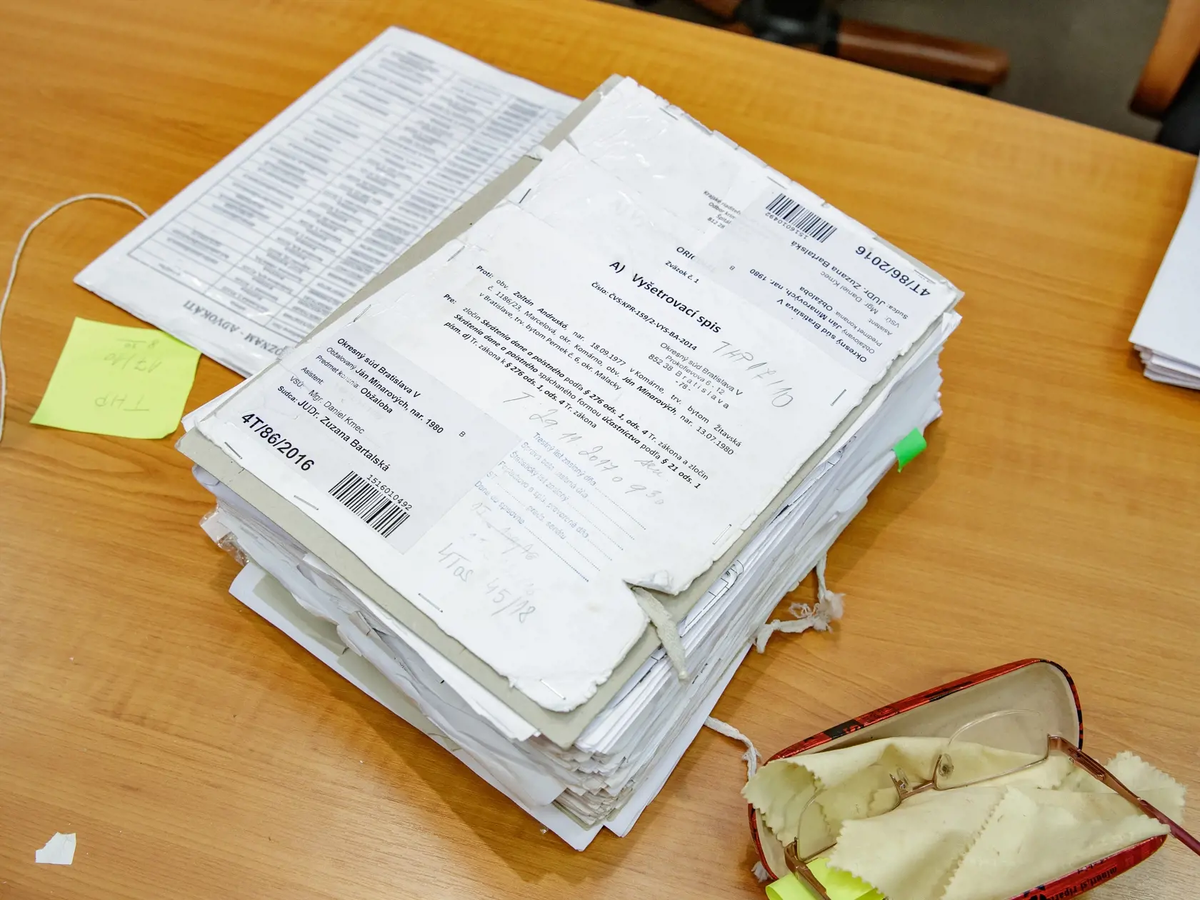 Zoltán Andruskó, obvinený z vraždy Jána Kuciaka a Martiny Kušnírovej sa postavil pred súd vo veci krátenia daní. Na súdne pojednávanie ho priviezli v modrej kukle.