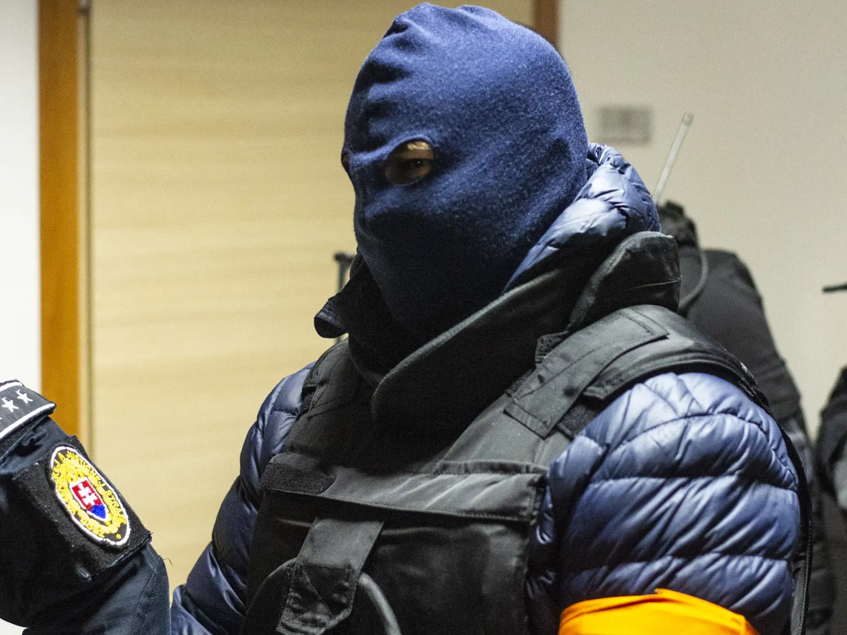 Na snímke obvinený Zoltán A. prichádza v sprievode kukláčov na zasadnutie Špecializovaného trestného súdu (ŠTS), ktorý rozhodoval o návrhu dohody o vine a treste 30. decembra 2019 v Pezinku.