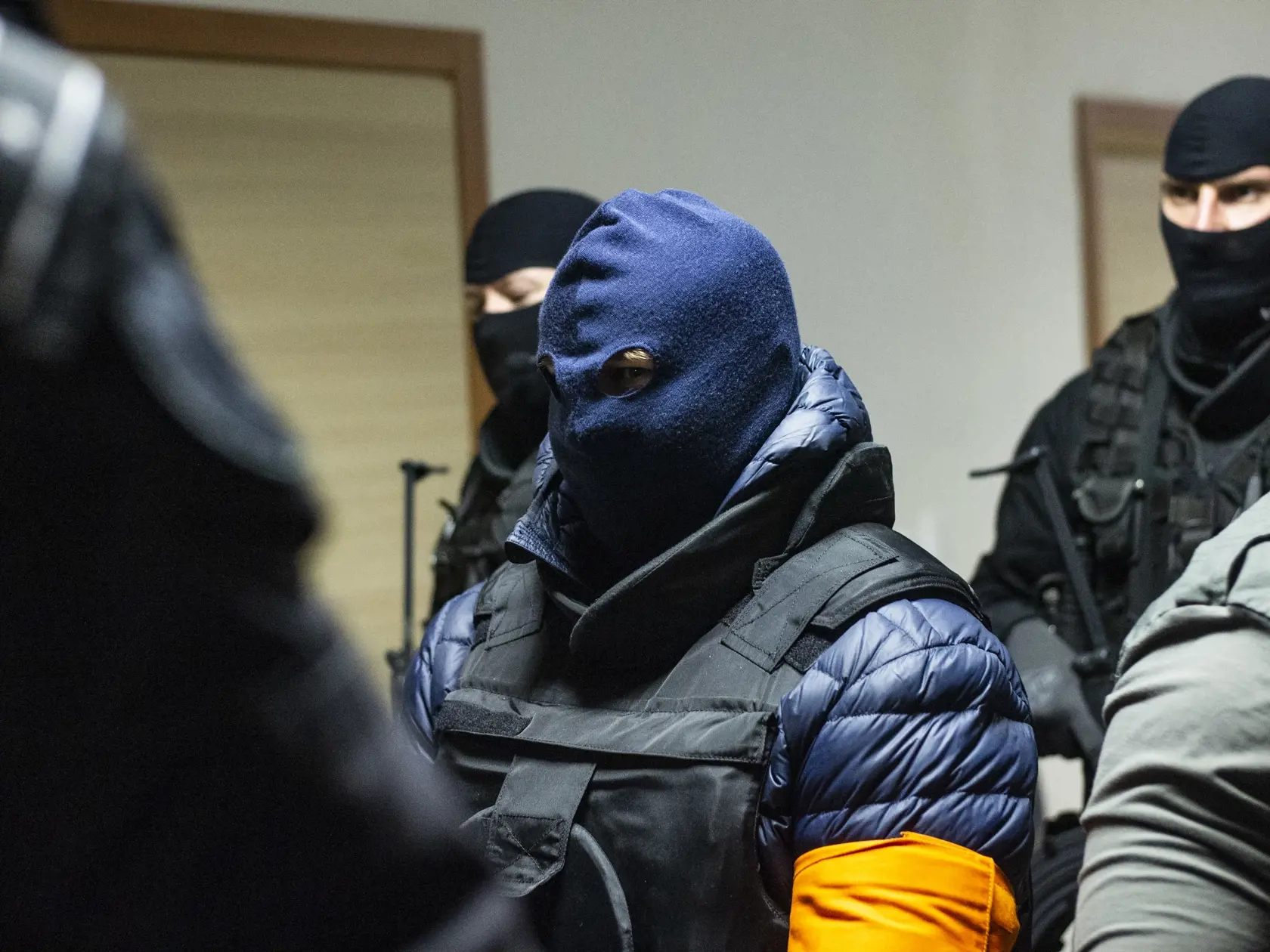 Na snímke obvinený Zoltán A. prichádza v sprievode kukláčov na zasadnutie Špecializovaného trestného súdu (ŠTS), ktorý rozhodoval o návrhu dohody o vine a treste 30. decembra 2019 v Pezinku.