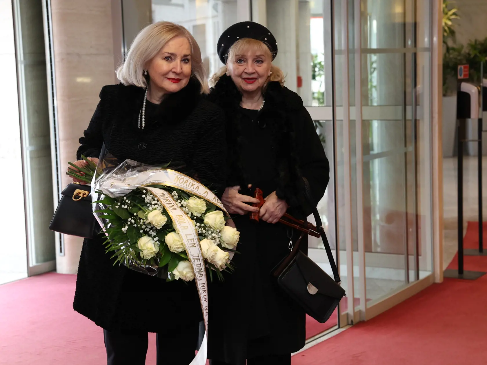 Posledná rozlúčka s Marínou Kráľovičovou v SND. Ada Straková a Nora Beňačková.