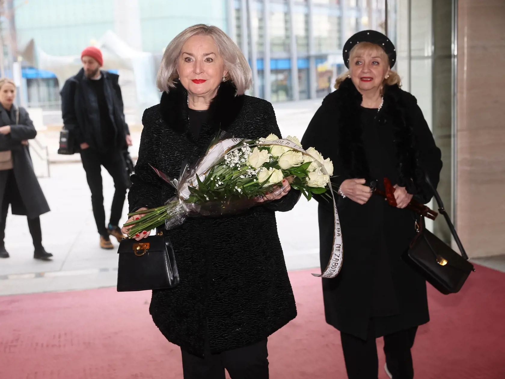Posledná rozlúčka s Marínou Kráľovičovou v SND. Ada Straková a Nora Beňačková.