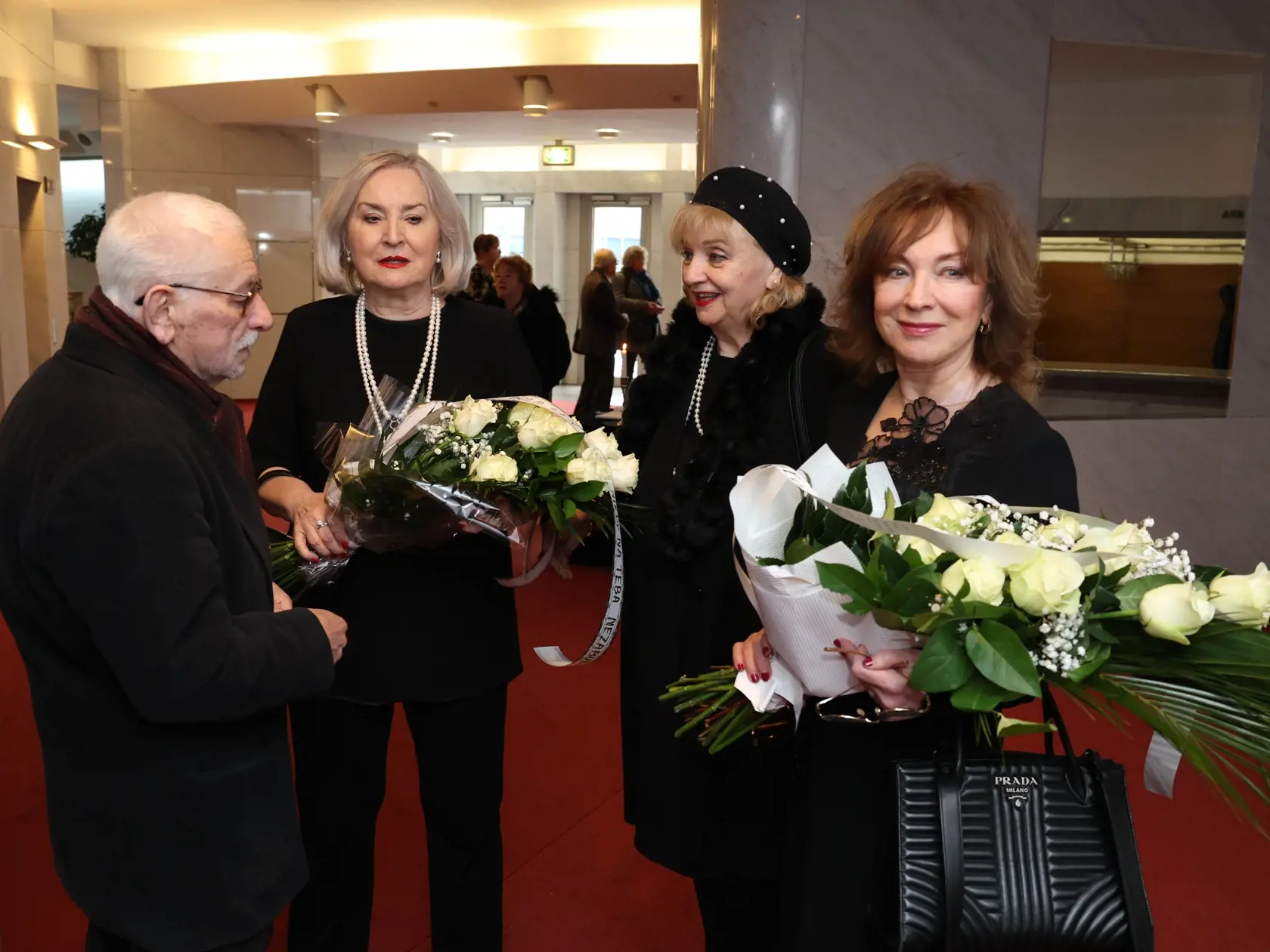 Posledná rozlúčka s Marínou Kráľovičovou v SND. Ada Straková a Nora Beňačková.