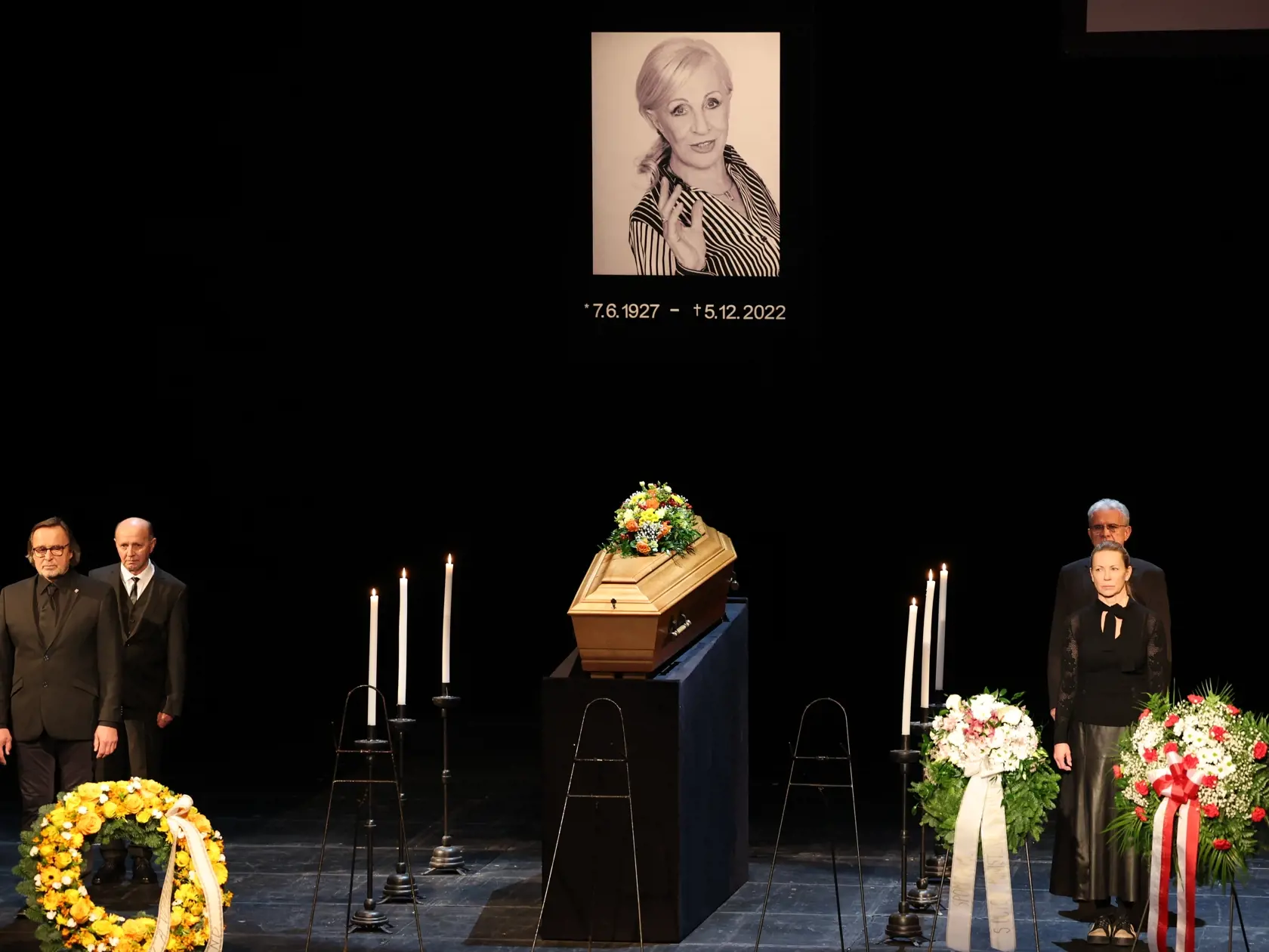 Posledná rozlúčka s Marínou Kráľovičovou. Pri truhle stoja Diana Mórová, Jozef Vajda, Štefan Bučko a Vladimír Obšil.