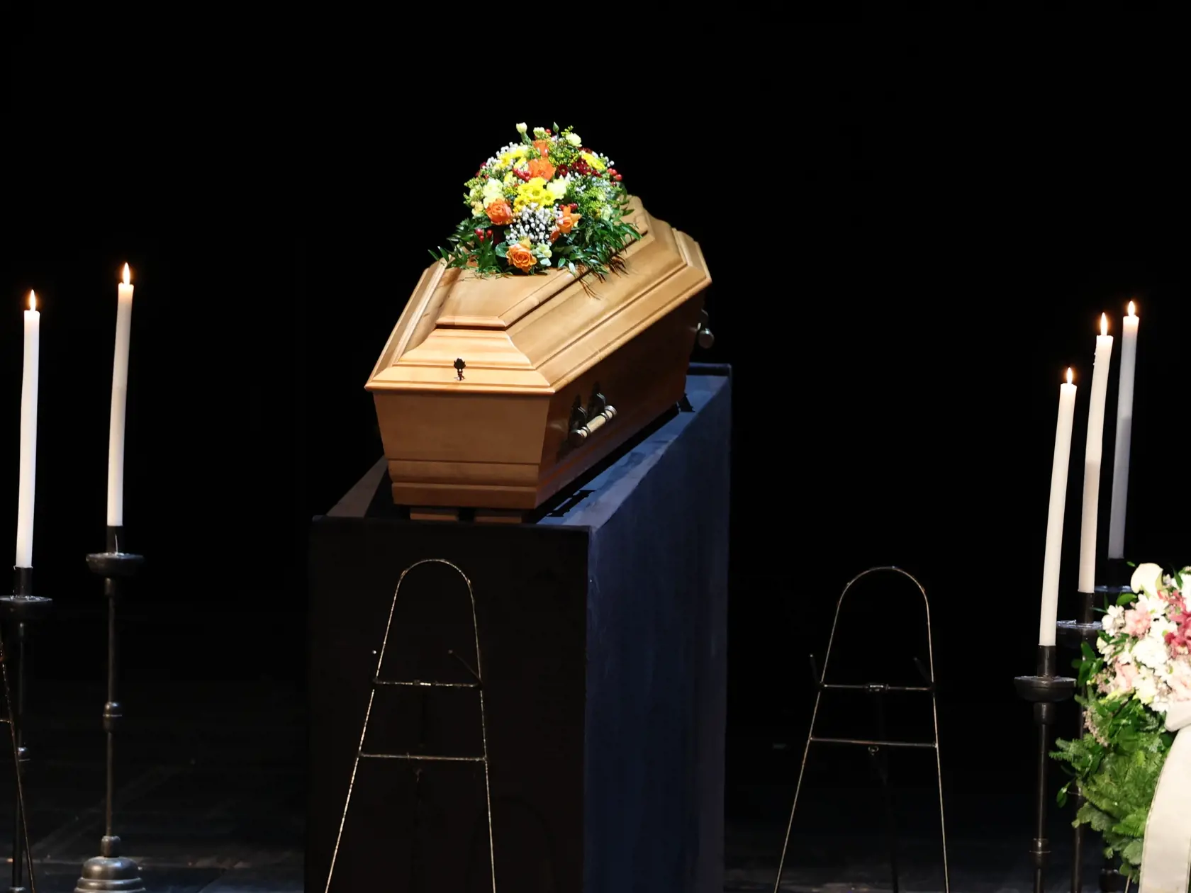 Posledná rozlúčka s Marínou Kráľovičovou. Pri truhle stoja Diana Mórová, Jozef Vajda, Štefan Bučko a Vladimír Obšil.
