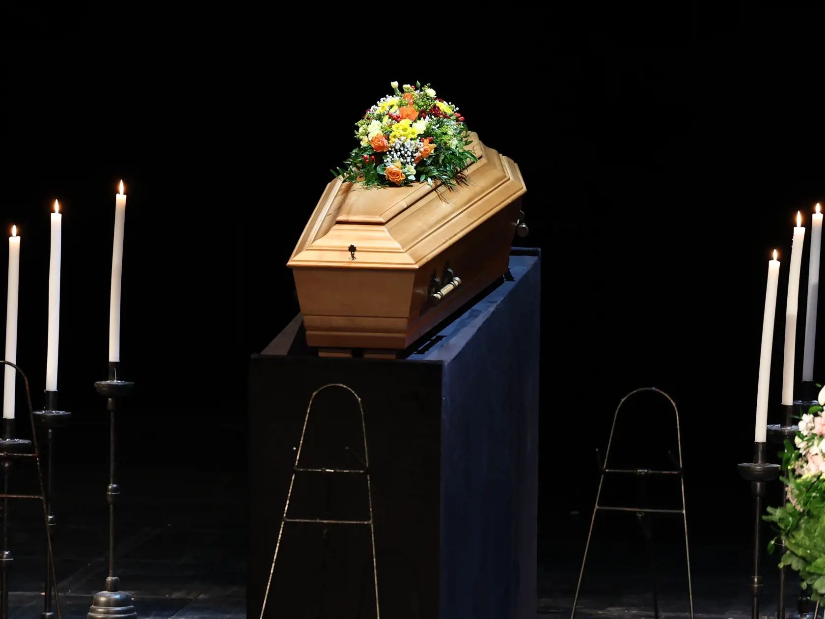 Posledná rozlúčka s Marínou Kráľovičovou. Pri truhle stoja Diana Mórová, Jozef Vajda, Štefan Bučko a Vladimír Obšil.