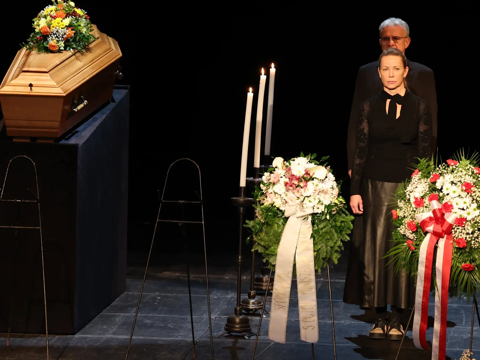 Posledná rozlúčka s Marínou Kráľovičovou. Pri truhle stoja Diana Mórová, Jozef Vajda, Štefan Bučko a Vladimír Obšil.