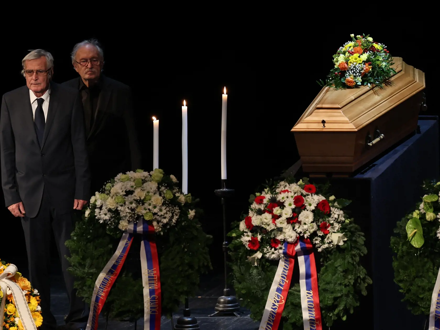 Posledná rozlúčka s Marínou Kráľovičovou v SND. Pri rakve sa jej poklonili Dušan Jamrich a František Kovár.