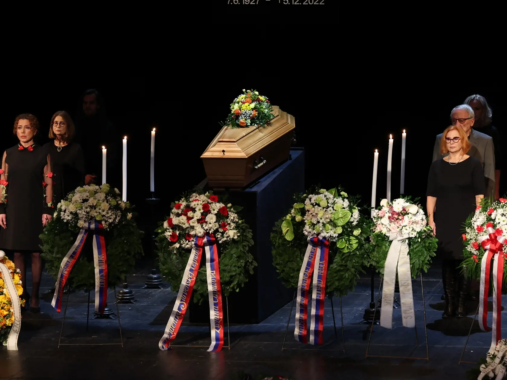 Posledná rozlúčka s Marínou Kráľovičovou v SND. Pri rakve sa jej poklonila aj Kamila Magálová.