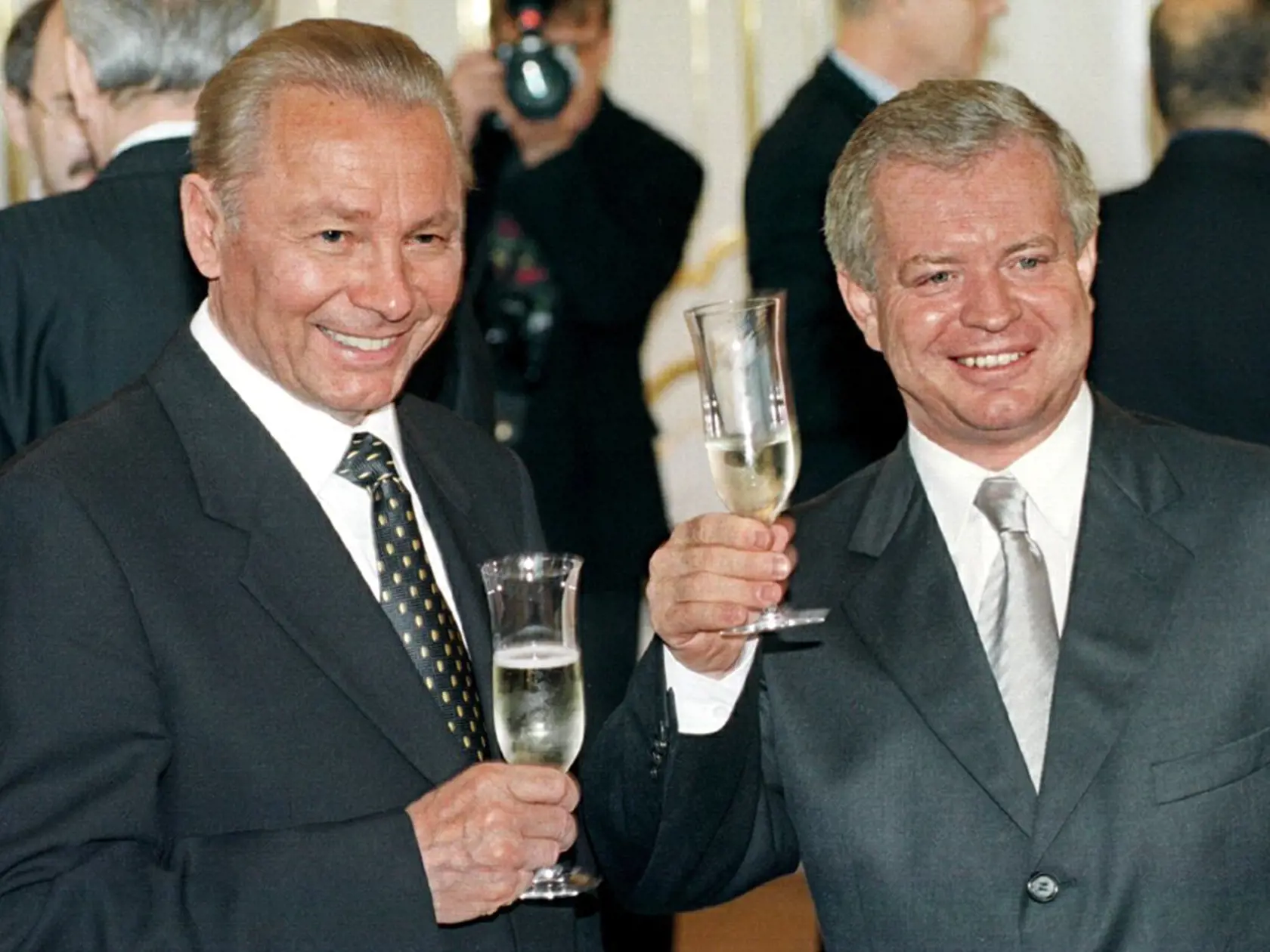 Bratislava, 16. jún 1999: Prezident SR Rudolf Schuster (vľavo) prijal v Prezidentskom paláci v Bratislave gratulácie od predstaviteľov NR SR. Na snímke Rudolf Schuster s predsedom Národnej rady Slovenkej republiky Jozefom Migašom.