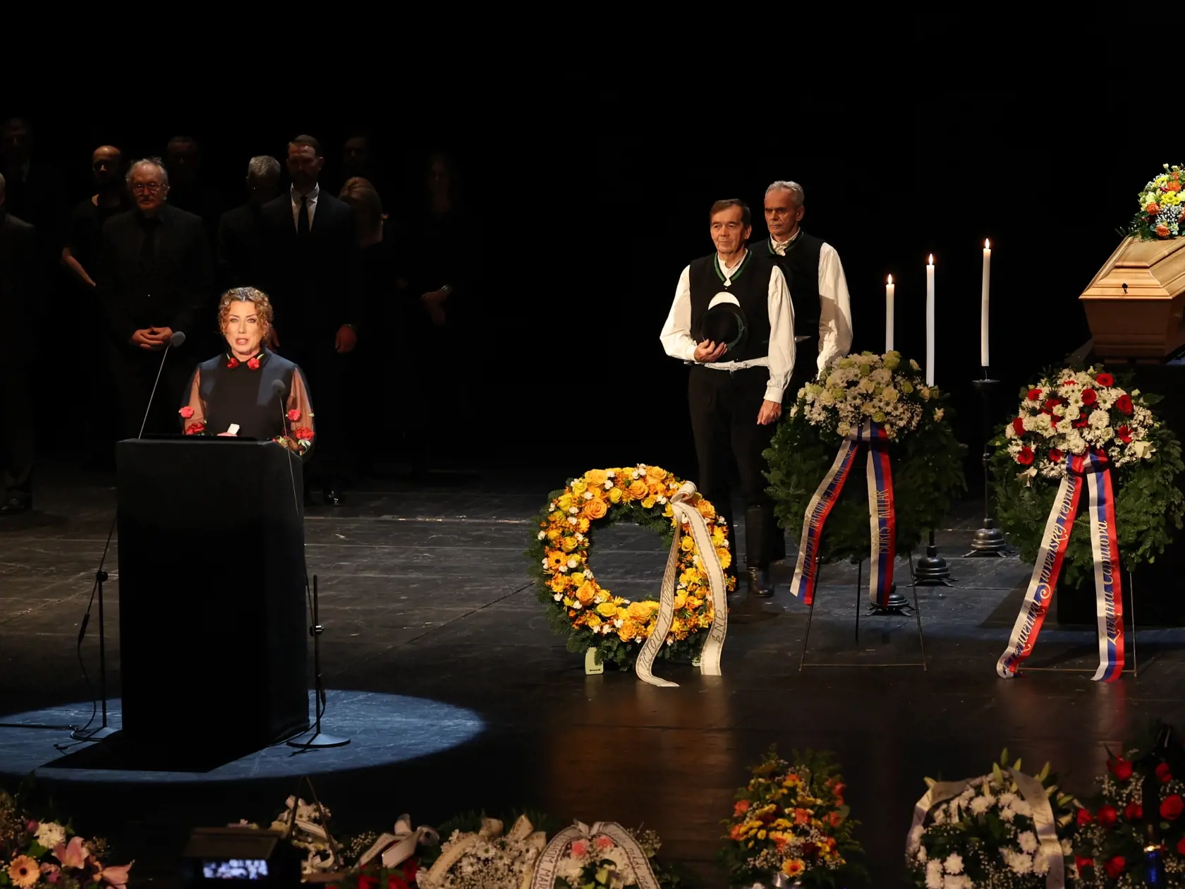 Posledná rozlúčka s Marínou Kráľovičovou v SND. Na zábere Gabriela Dzuríková.