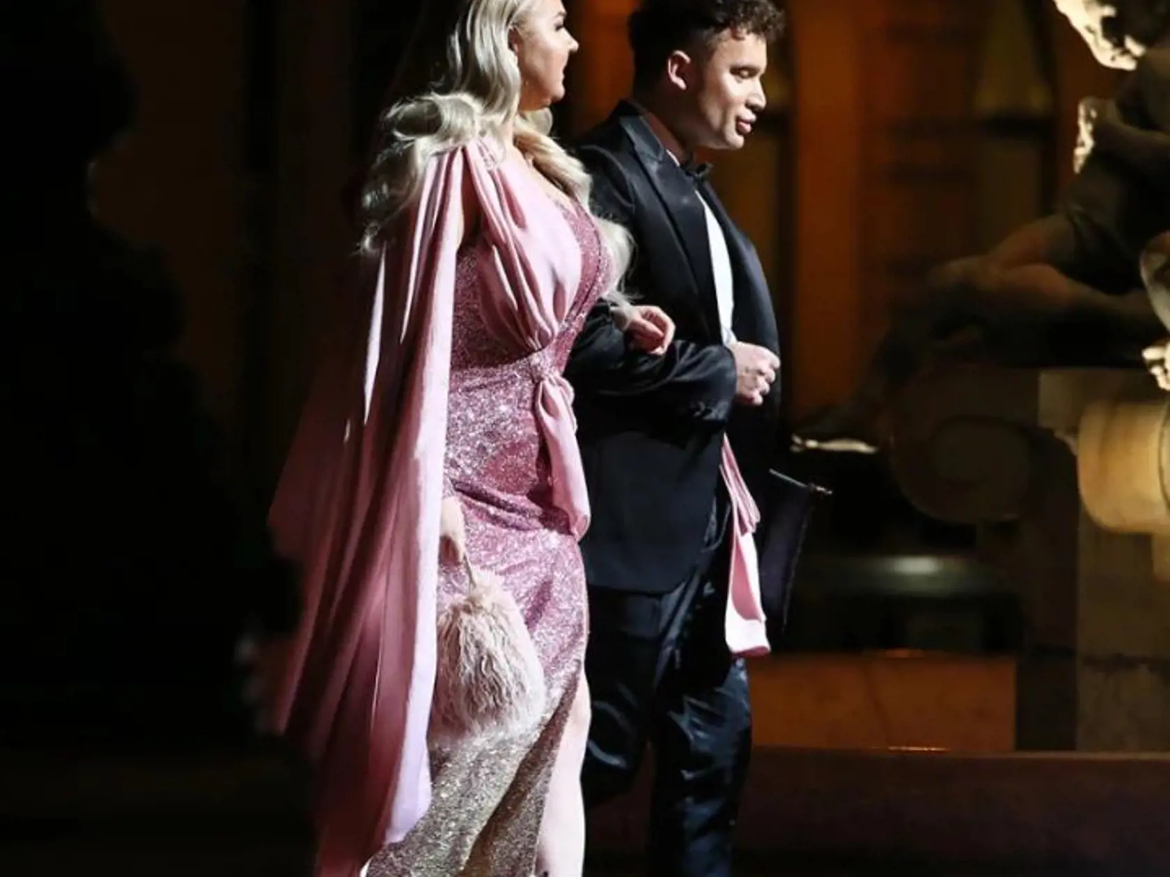 Január 2019, Ples v opere: Evelyn ako cukríková Barbie. Škoda tej chlpatej kabelky, keby si vybrala nejakú viac decentnejšiu, pôsobil by jej outfit viac nóbl.