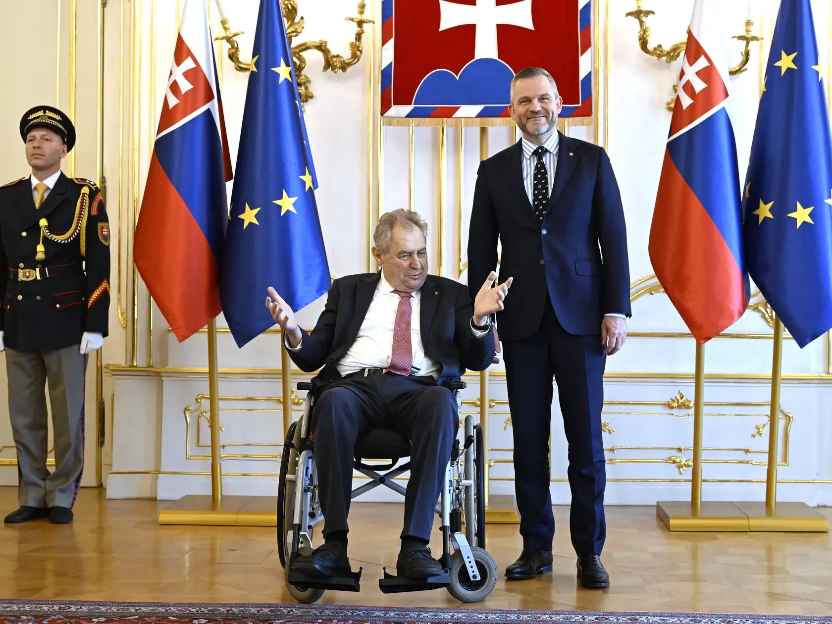 Na snímke sprava prezident SR Peter Pellegrini a bývalý prezident Českej republiky Miloš Zeman sa usmievajú počas prijatia v Prezidentskom paláci v Bratislave v piatok 11. apríla 2025.
