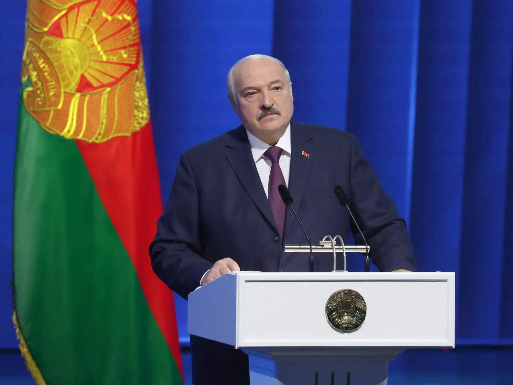 Bieloruský prezident Alexandr Lukašenko vystupuje s prejavom o stave krajiny v Minsku v piatok 31. marca 2023. Lukašenkov režim nepriamo podporuje masívnu ruskú vojenskú agresiu voči Ukrajine od jej začiatku vo februári 2022.