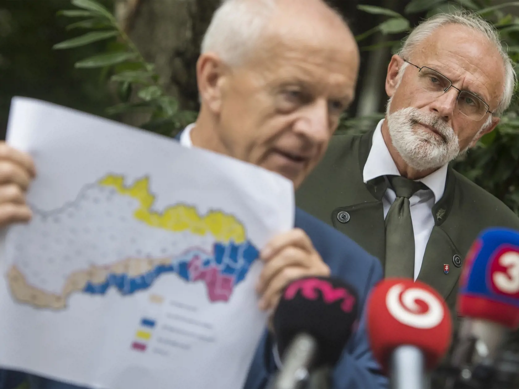 Na snímke vpravo minister pôdohospodárstva a rozvoja vidieka (MPVR) SR Ján Mičovský a vľavo riaditeľ Śtátnej veterinárnej a potravinovej správy SR Jozef Bíreš počas brífingu, na ktorej sa minister Mičovský vyjadril k rozhodnutiam Mateja Vigodu, generálneho riaditeľa štátneho podniku LESY SR a zaujal stanovisko k rozširujúcemu sa africkému moru ošípaných na Slovensku v stredu 29. júla 2020 v Bratislave. FOTO TASR - Martin Baumann
