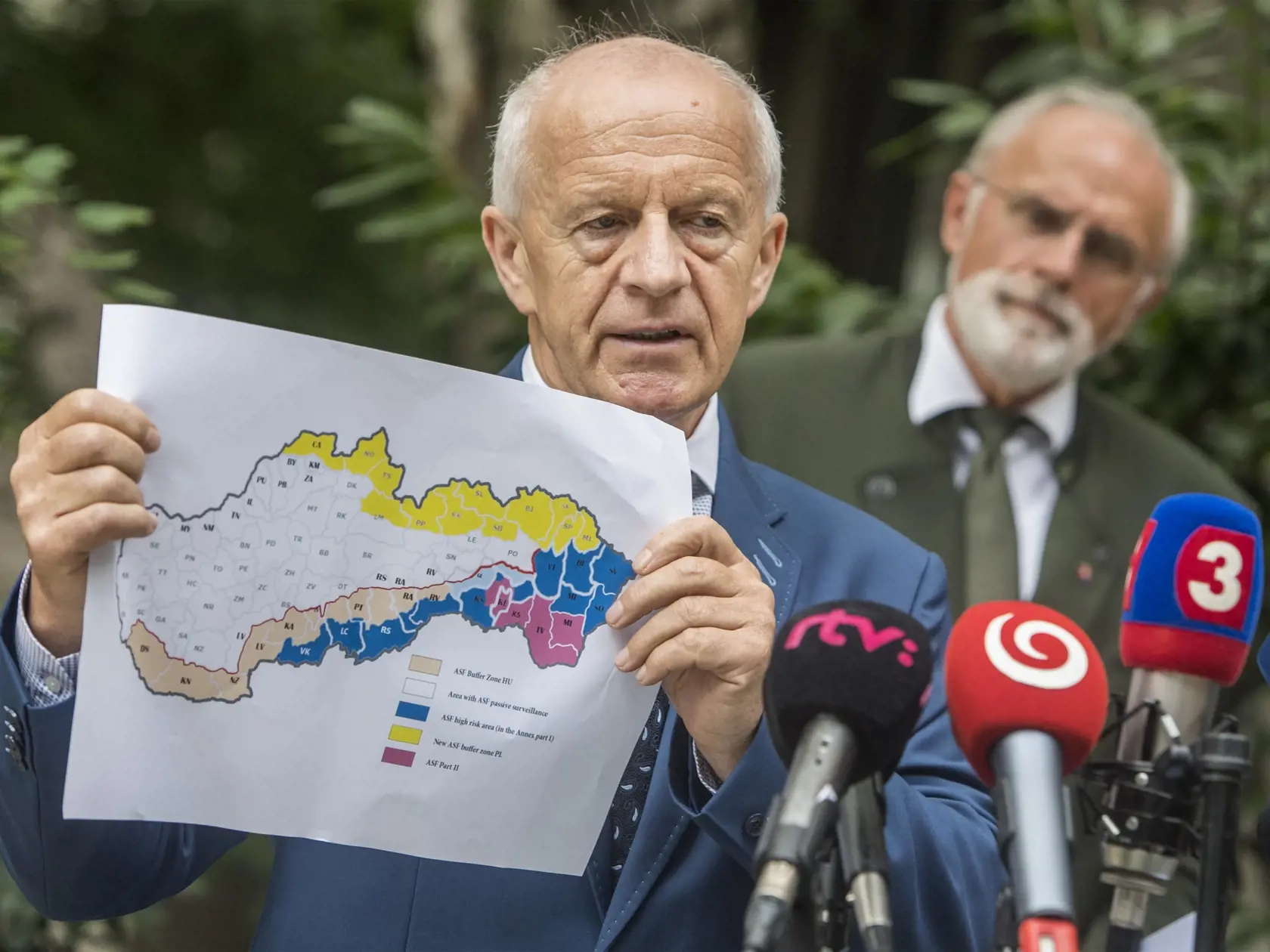 Na snímke vpravo minister pôdohospodárstva a rozvoja vidieka (MPVR) SR Ján Mičovský a vľavo riaditeľ Śtátnej veterinárnej a potravinovej správy SR Jozef Bíreš počas brífingu, na ktorej sa minister Mičovský vyjadril k rozhodnutiam Mateja Vigodu, generálneho riaditeľa štátneho podniku LESY SR a zaujal stanovisko k rozširujúcemu sa africkému moru ošípaných na Slovensku v stredu 29. júla 2020 v Bratislave. FOTO TASR - Martin Baumann