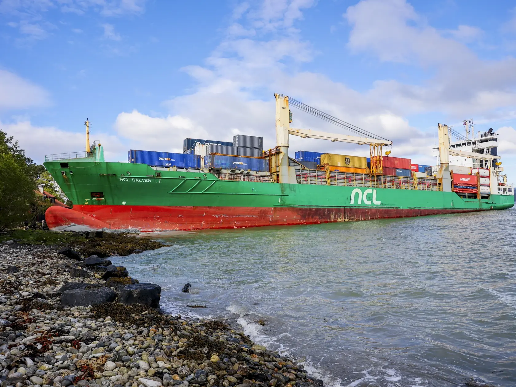 Na snímke kontajnerová loď NCL Salten po tom, ako narazila na plytčinu neďaleko nórskej obce Byneset vo fjorde Trondheimsfjord 22. mája 2025. Nákladná loď narazila do brehu v nórskom fjorde iba niekoľko metrov od domu, kde v tom čase spal muž. Johana Helbera prebudil až sused, ktorý prišiel skontrolovať, či je v poriadku.