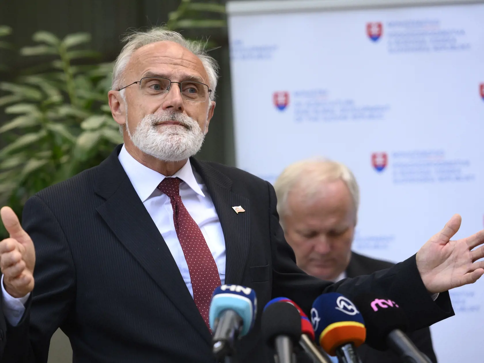 Na snímke v popredí minister pôdohospodárstva a rozvoja vidieka SR Ján Mičovský a vpravo prvý štátny tajomník MPRV SR Martin Fecko počas tlačovej konferencie - 100 dní vlády - 2. júla 2020 v Bratislave. FOTO TASR - Pavel Neubauer