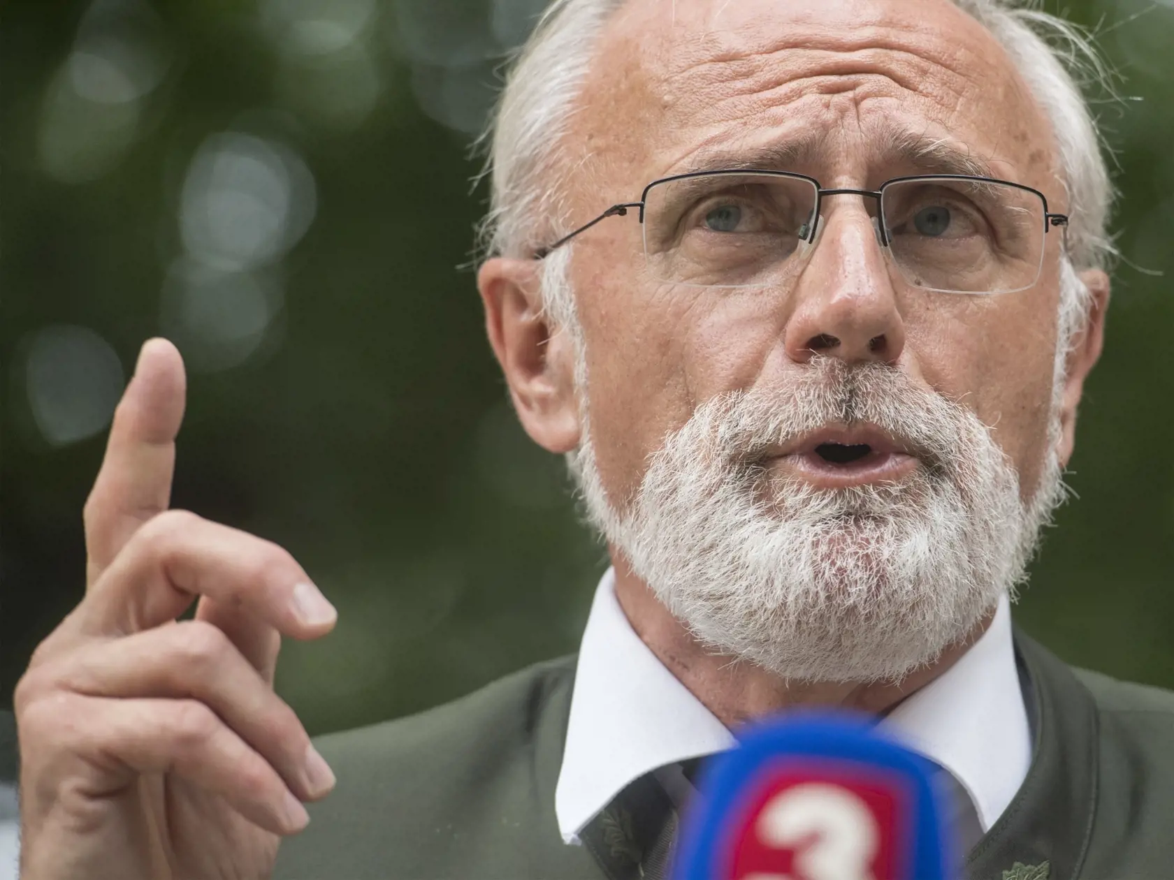 Minister pôdohospodárstva a rozvoja vidieka (MPVR) SR Ján Mičovský počas brífingu, na ktorom sa vyjadril k rozhodnutiam Mateja Vigodu, generálneho riaditeľa štátneho podniku LESY SR a zaujal stanovisko k rozširujúcemu sa africkému moru ošípaných na Slovensku v stredu 29. júla 2020 v Bratislave. FOTO TASR - Martin Baumann