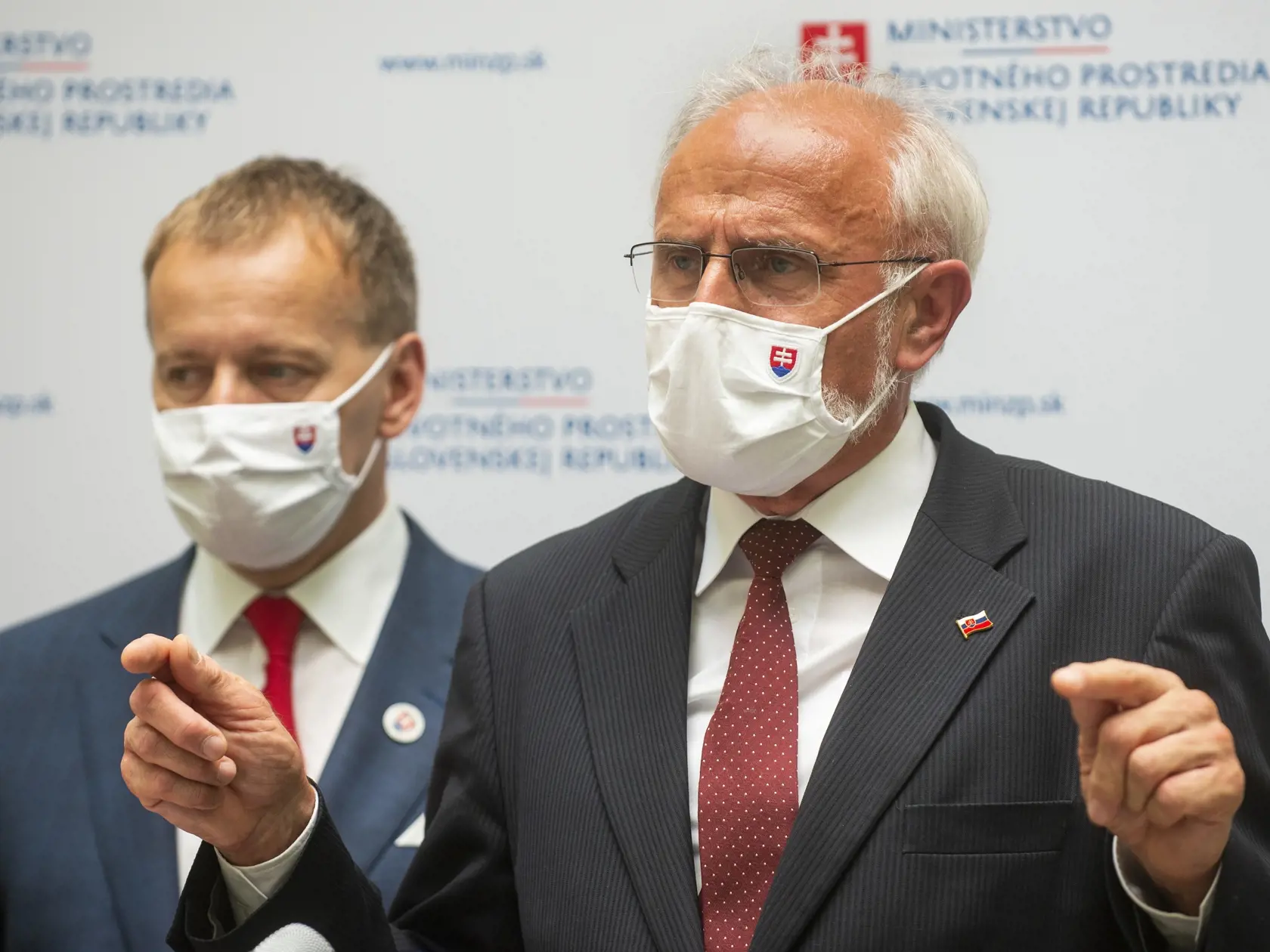 Na snímke sprava minister pôdohospodárstva SR Ján Mičovský (OĽaNO) a predseda NR SR Boris Kollár (Sme rodina) počas tlačovej konferencie po zasadnutí Komisie Ministerstva životného prostredia SR pre enviromentálny, ekonomický a sociálny rozvoj regiónu Muránska planina 2. júla 2020 v Bratislave. FOTO TASR - Jakub Kotian