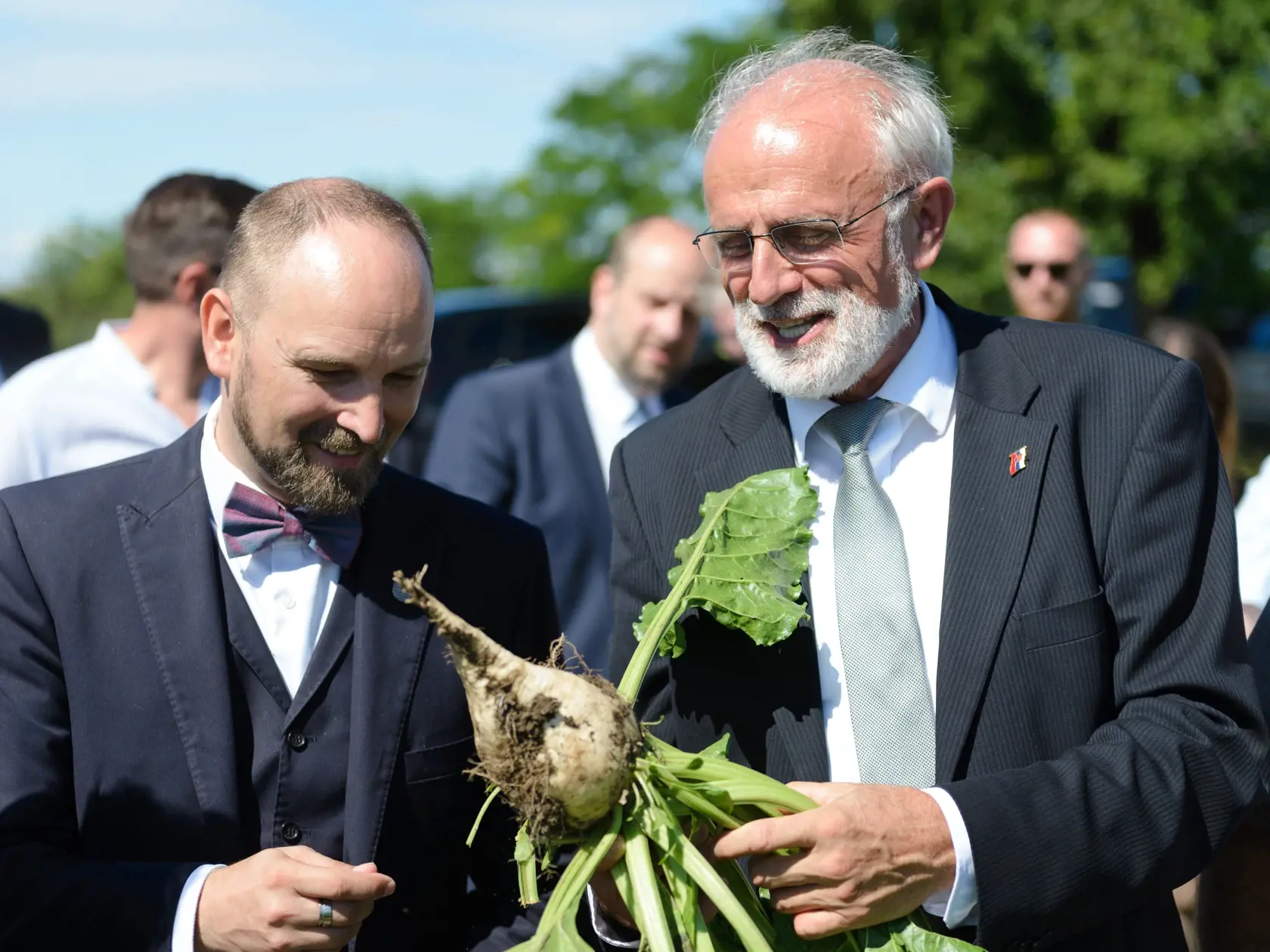 Na snímke minister pôdohospodárstva SR Ján Mičovský (vpravo) a predseda Trnavského samosprávneho kraja Jozef Viskupič si prezerajú pestovanie cukrovej repy na poli Poľnohospodárskeho družstva Abrahám v okrese Sereď 30. júna 2020. FOTO TASR – Henrich Mišovič

