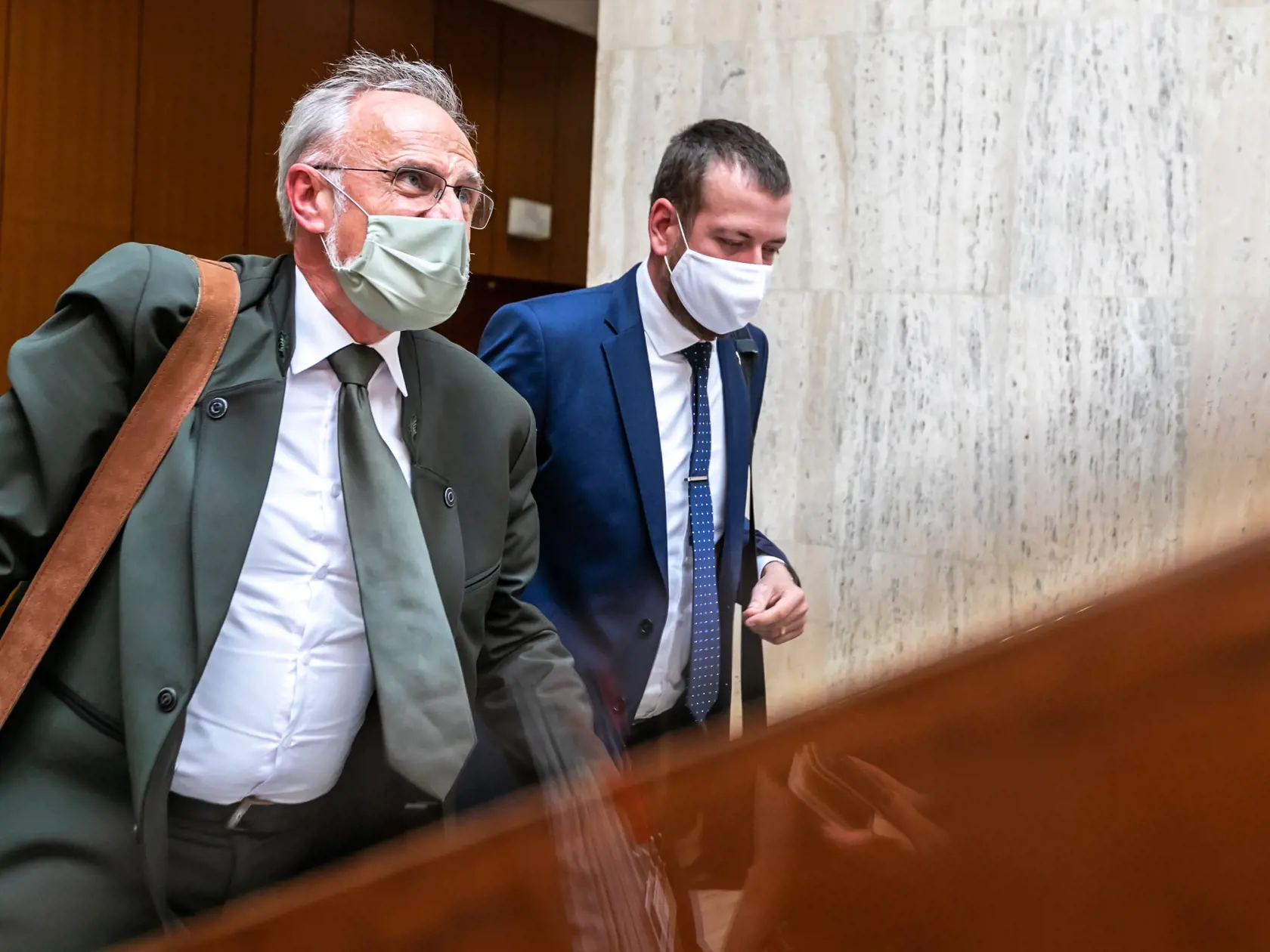 Na snímke príchody a zasadanie na úrade vlády. 
